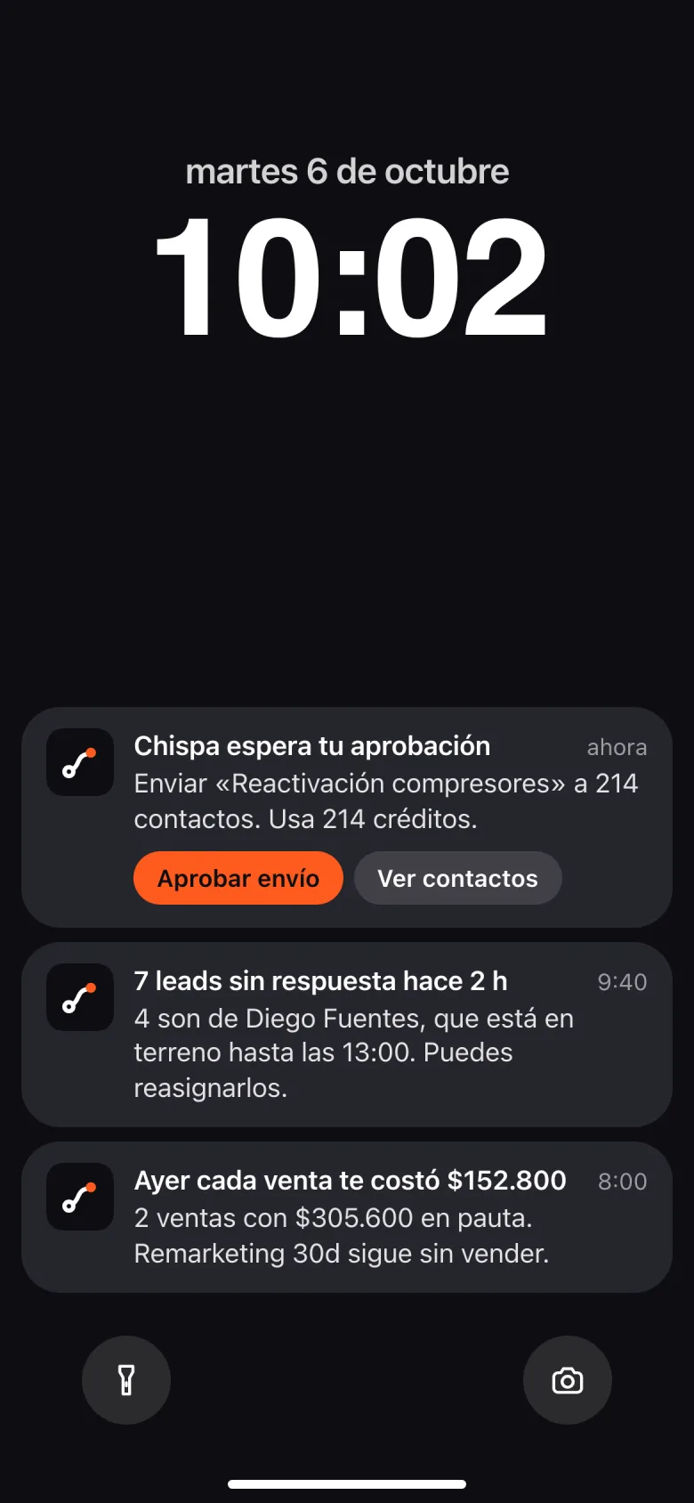 Pantalla bloqueada de un teléfono con tres avisos de Glix: Chispa espera aprobación para un envío a 214 contactos, 7 leads sin respuesta y el costo por venta de ayer.
