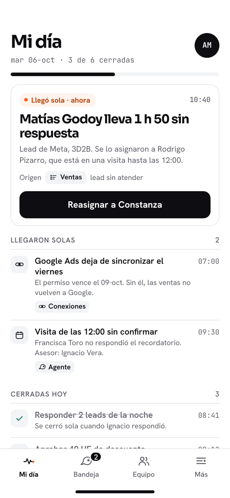 «Mi día» de Andrea Morales en el teléfono: Matías Godoy lleva 1 h 50 sin respuesta, con el botón para reasignarlo a Constanza.