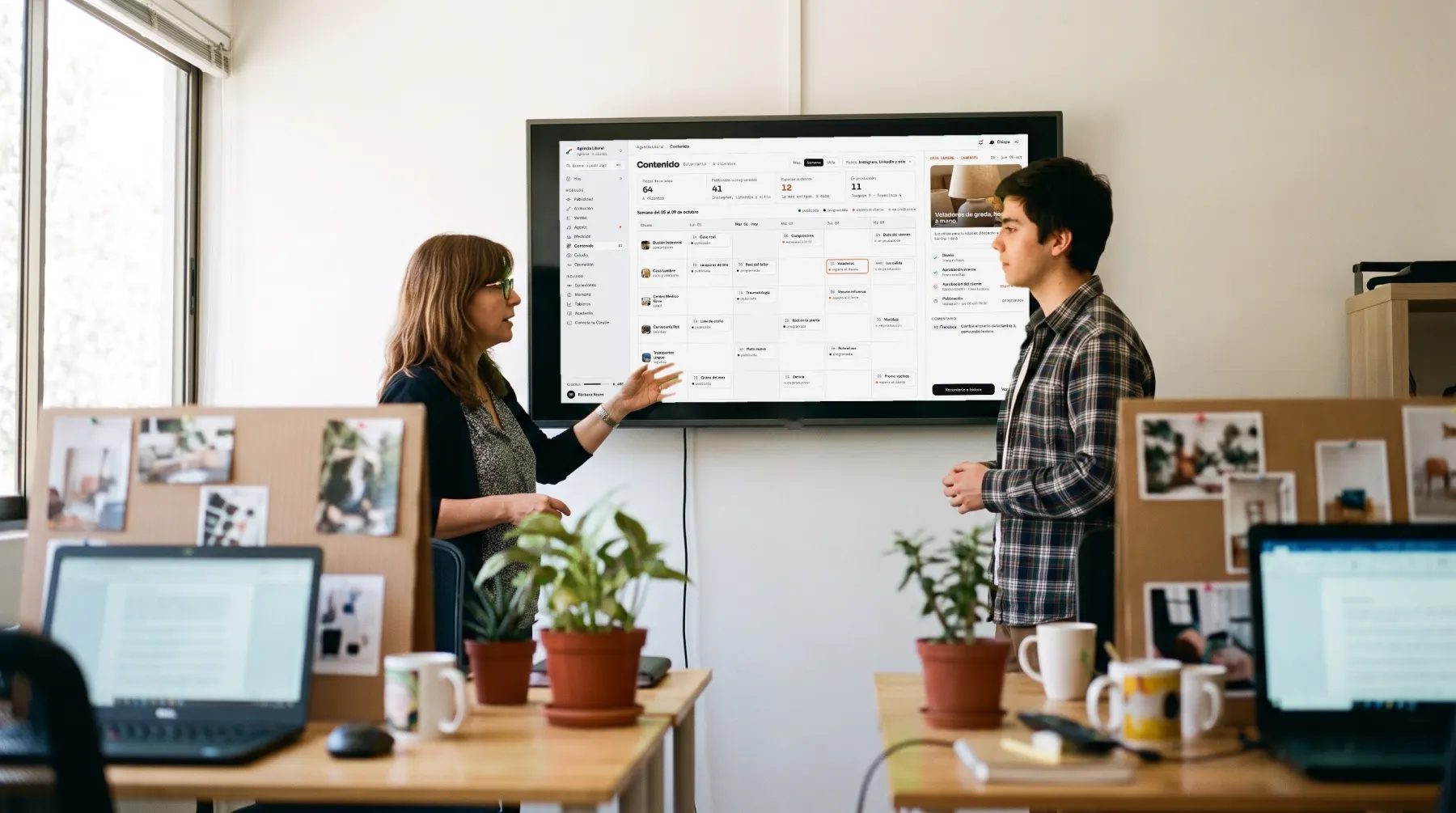 Bárbara Reyes y Joaquín Salas revisan el calendario de contenido de la semana en la TV de la agencia.